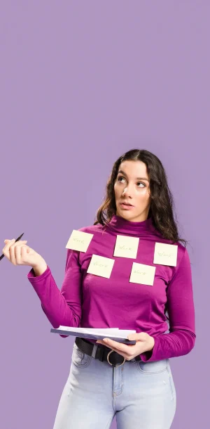 notas-adhesivas-de-primer-plano-con-la-palabra-trabajo-escrito-en-ellas-sobre-mujer